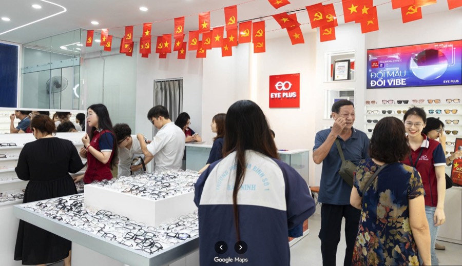 Cửa hàng Eye Plus đông khách ngày Tết
