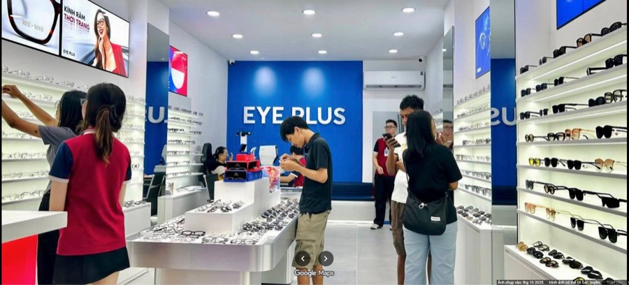 Khách hàng tham quan cửa hàng Eye Plus