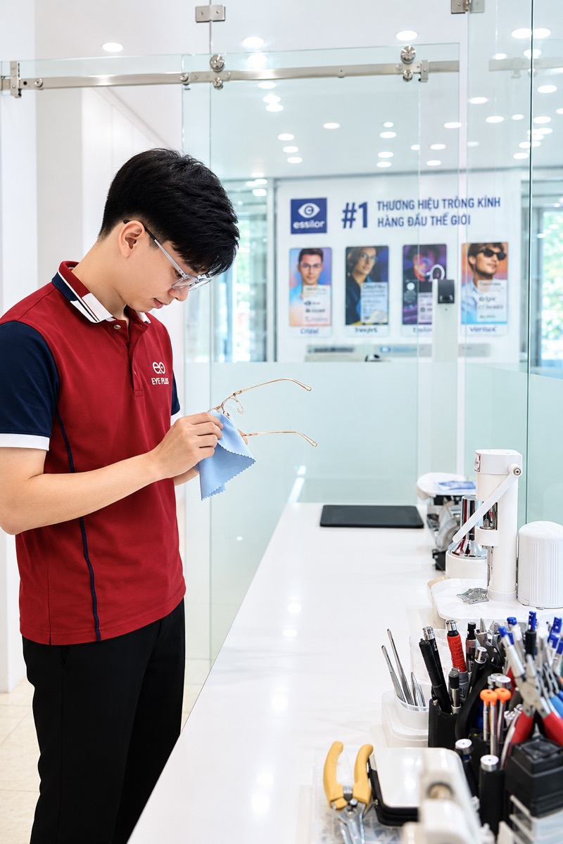 KTV khúc xạ Eye Plus đang làm việc