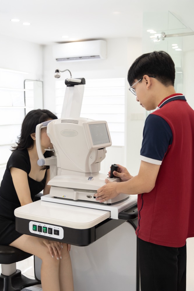 KTV Eye Plus đo mắt cho khách hàng